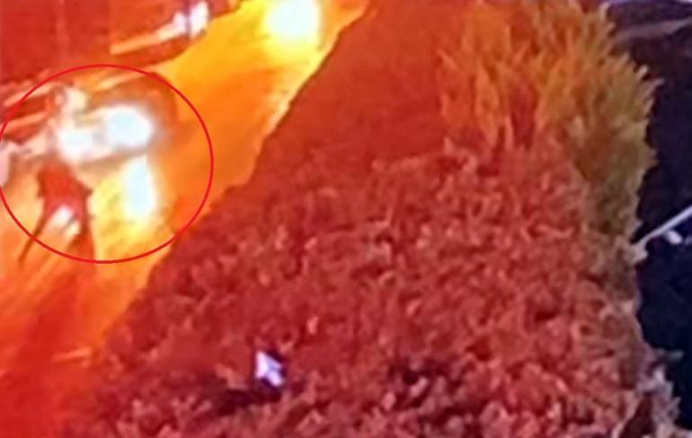 Bursada motosiklet ile otomobilin çarpıştığı kaza kamerada; 2 yaralı