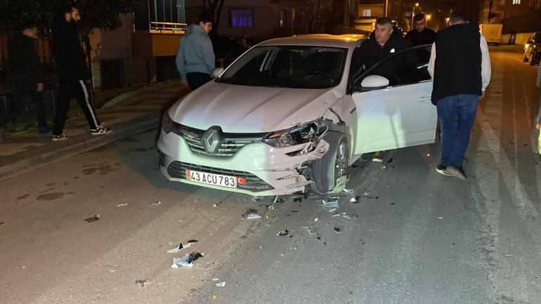 Bursada motosiklet ile otomobilin çarpıştığı kaza kamerada; 2 yaralı