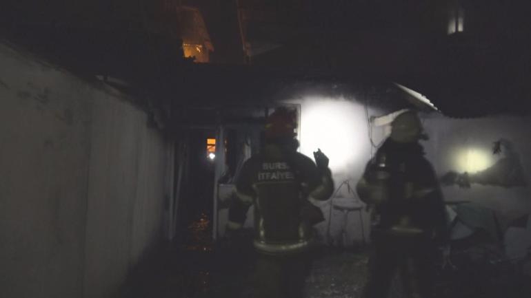 Bursada tek katlı evde çıkan yangın söndürüldü