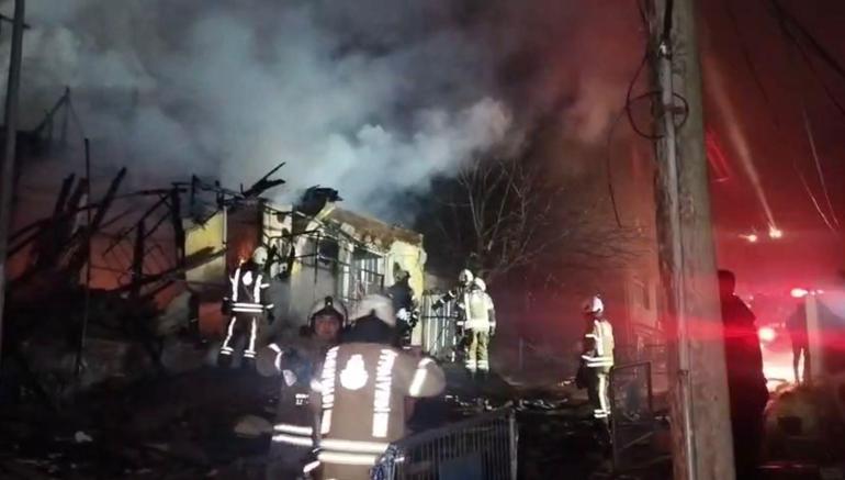 Üsküdarda 2 katlı metruk bina alev alev yandı