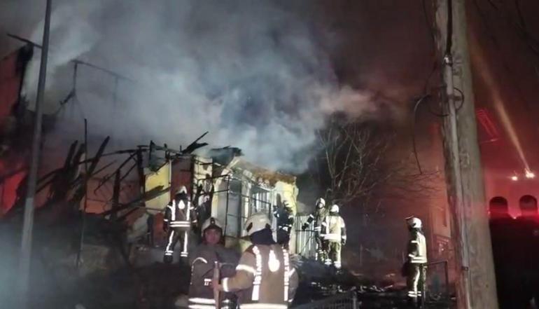 Üsküdarda 2 katlı metruk bina alev alev yandı