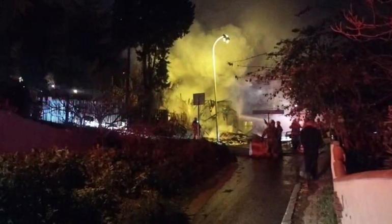 Üsküdarda 2 katlı metruk bina alev alev yandı