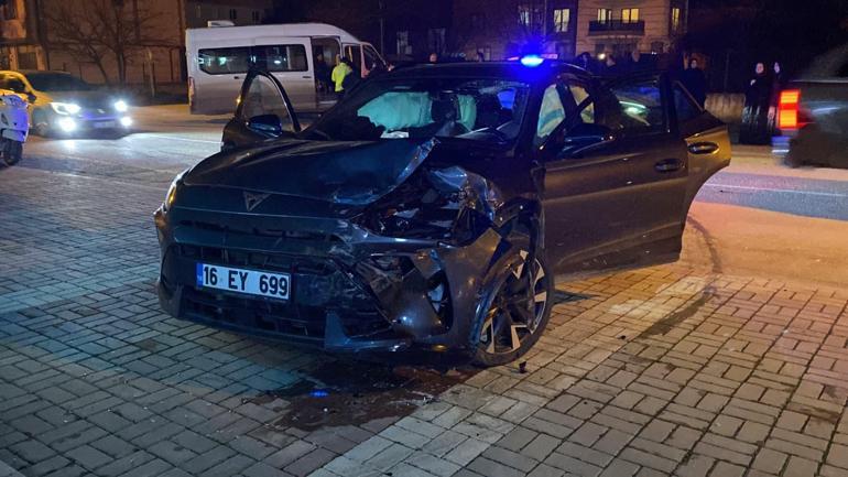 Bursada servis minibüsü ile otomobil çarpıştı: 9 yaralı