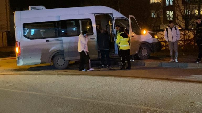 Bursada servis minibüsü ile otomobil çarpıştı: 9 yaralı