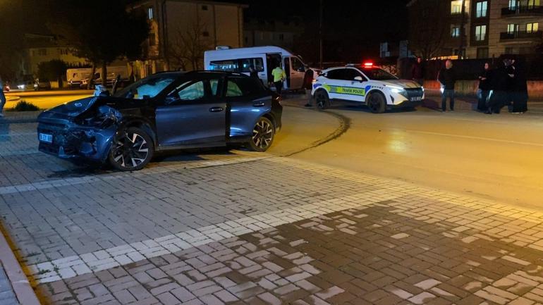 Bursada servis minibüsü ile otomobil çarpıştı: 9 yaralı