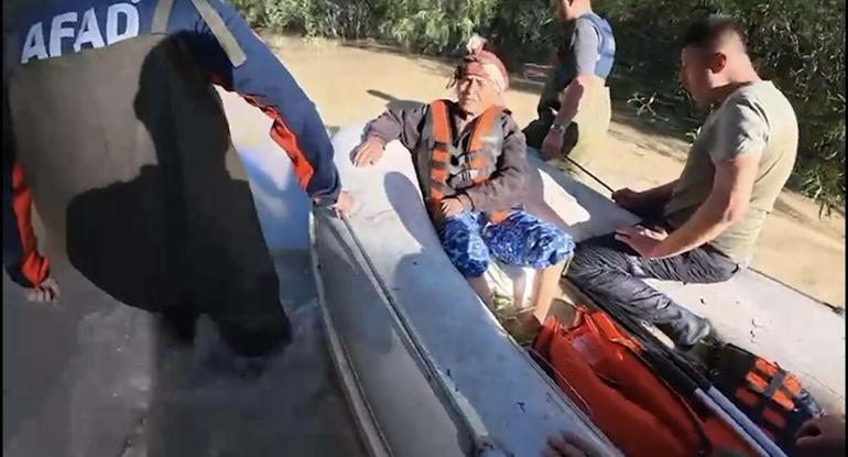 Muğlada su basan barakada mahsur kalan 90 yaşındaki kadını AFAD kurtardı