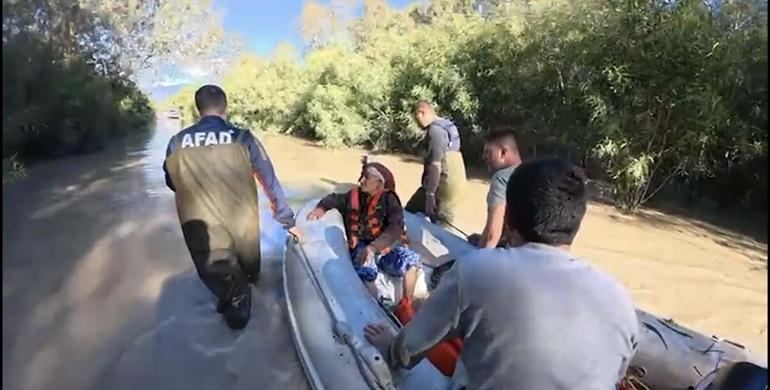 Muğlada su basan barakada mahsur kalan 90 yaşındaki kadını AFAD kurtardı