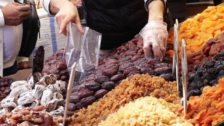 Mısır Çarşısında Ramazan öncesi alışveriş yoğunluğu