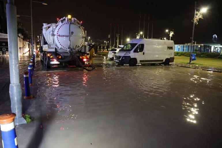 İzmir’de sağanak; cadde ve sokaklar göle döndü