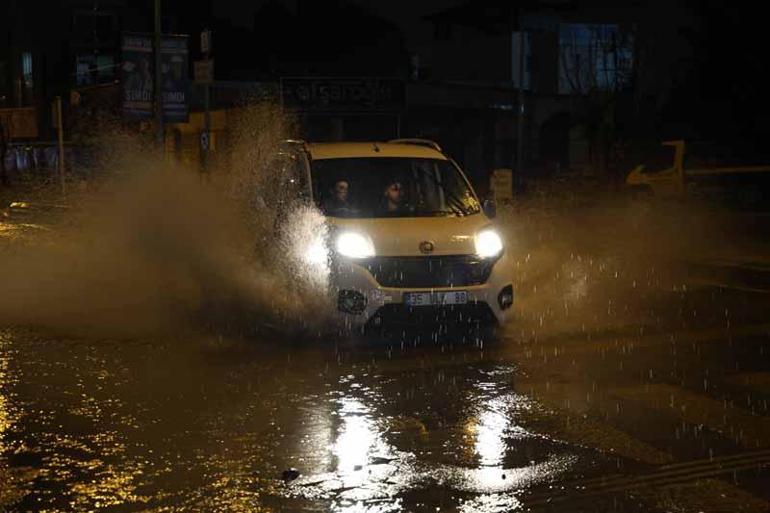 İzmir’de sağanak; cadde ve sokaklar göle döndü