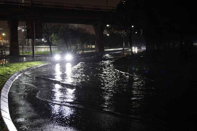 İzmir’de sağanak; cadde ve sokaklar göle döndü
