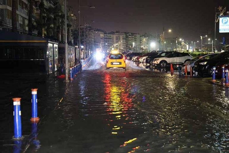 İzmir’de sağanak; cadde ve sokaklar göle döndü