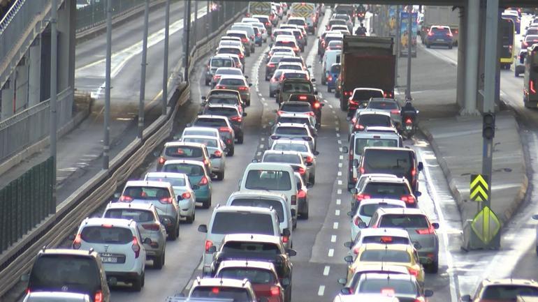 İstanbulda haftanın ilk iş gününde bazı noktalarda trafik yoğunluğu yaşandı