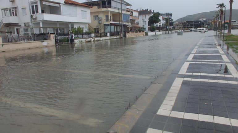 Balıkesirde lodos; deniz taştı, yollar göle döndü