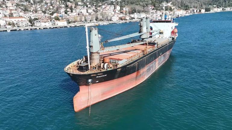 Sarıyer’de fırtınada sürüklenen kargo gemisi Büyükdere açıklarında demirletildi