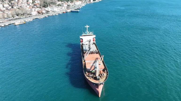 Sarıyer’de fırtınada sürüklenen kargo gemisi Büyükdere açıklarında demirletildi