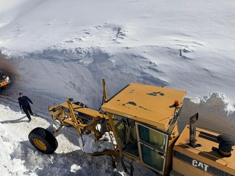 3 bin 300 rakımlı mezra yolunda karla mücadele sürüyor