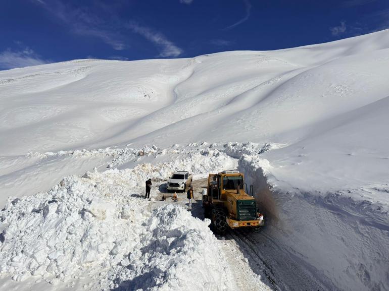 3 bin 300 rakımlı mezra yolunda karla mücadele sürüyor