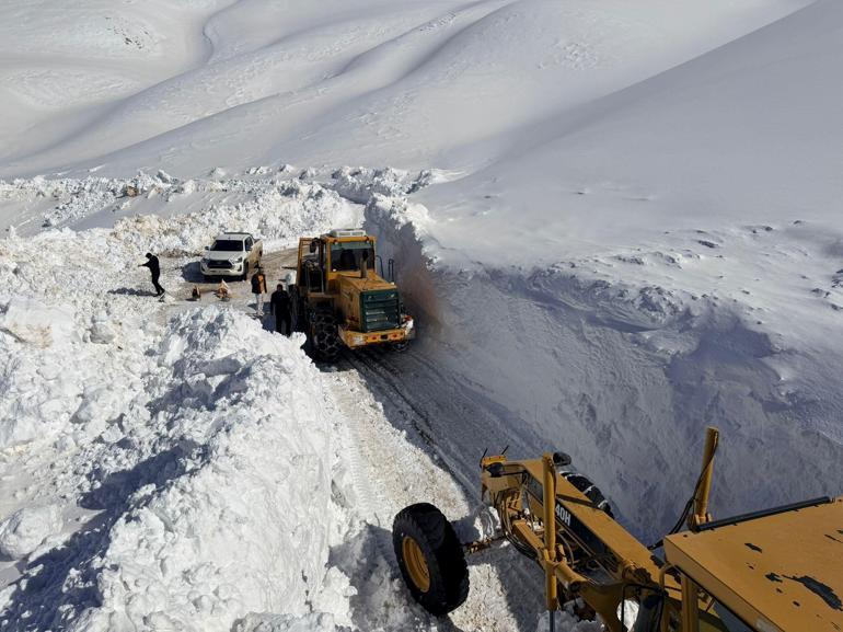 3 bin 300 rakımlı mezra yolunda karla mücadele sürüyor