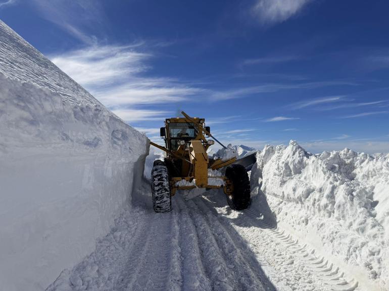 3 bin 300 rakımlı mezra yolunda karla mücadele sürüyor