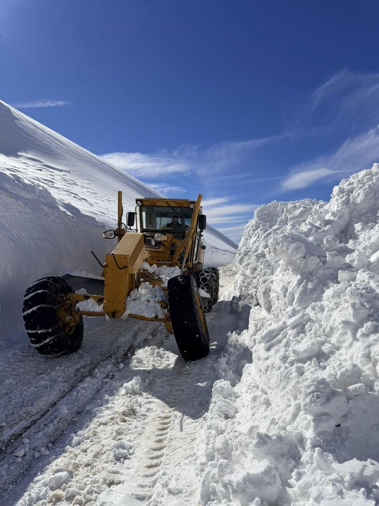 3 bin 300 rakımlı mezra yolunda karla mücadele sürüyor