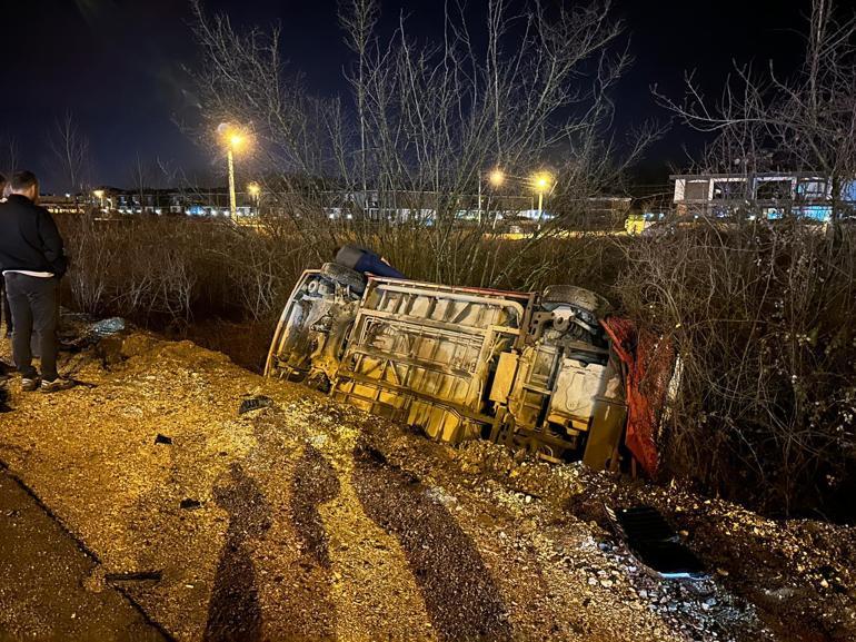 Otomobilin çarptığı özel halk otobüsü devrildi: 5 yaralı
