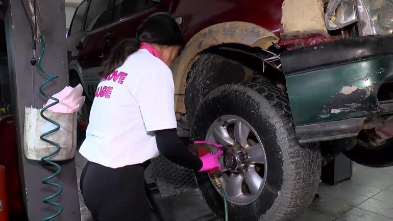 Oto sanayinin pembe eldivenli ustası Amine: Kadınların çalıştığı tamirhane açmak istiyorum