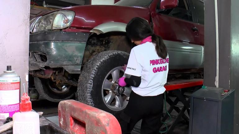 Oto sanayinin pembe eldivenli ustası Amine: Kadınların çalıştığı tamirhane açmak istiyorum