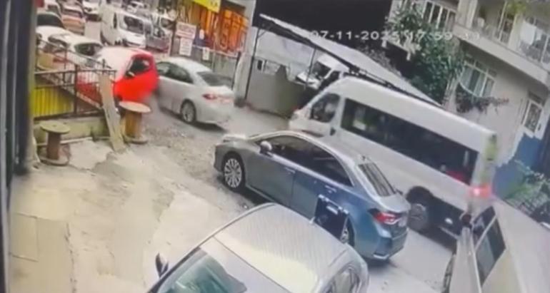 Kağıthanede otomobil 4 araca ve yayaya çarptı: Yanımdaki araç olmasaydı morgda olurdum