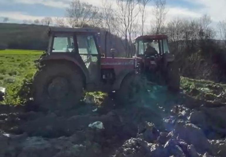 Çamura batan traktörü çıkarmak isteyen çiftçilerin 2 traktörü de çamura saplandı