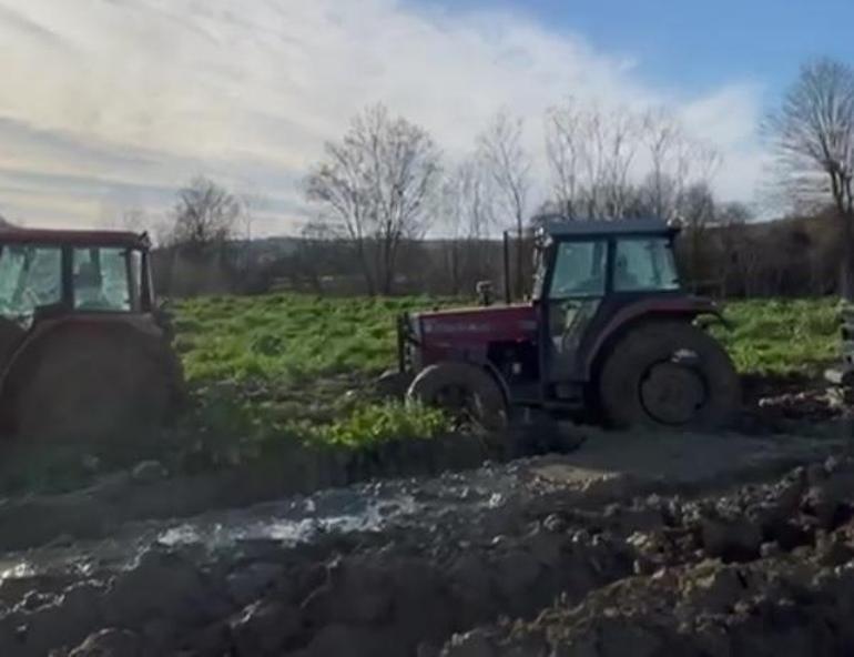 Çamura batan traktörü çıkarmak isteyen çiftçilerin 2 traktörü de çamura saplandı