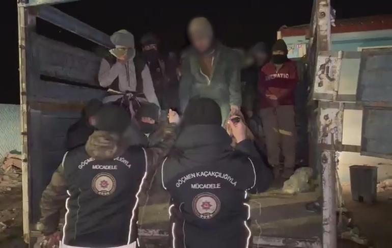 Kamyonetten 19 kaçak göçmen çıktı; 3 gözaltı