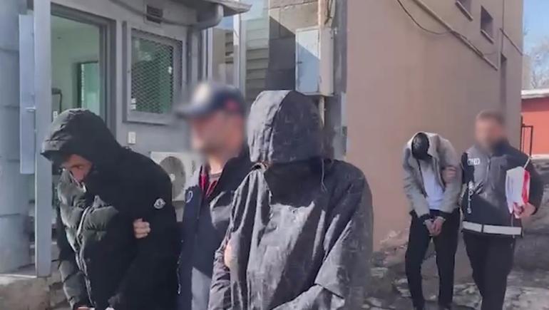 Kamyonetten 19 kaçak göçmen çıktı; 3 gözaltı