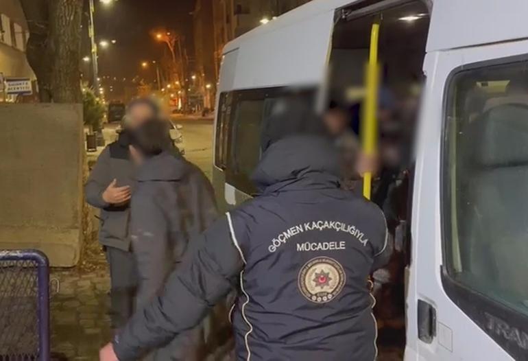 Kamyonetten 19 kaçak göçmen çıktı; 3 gözaltı