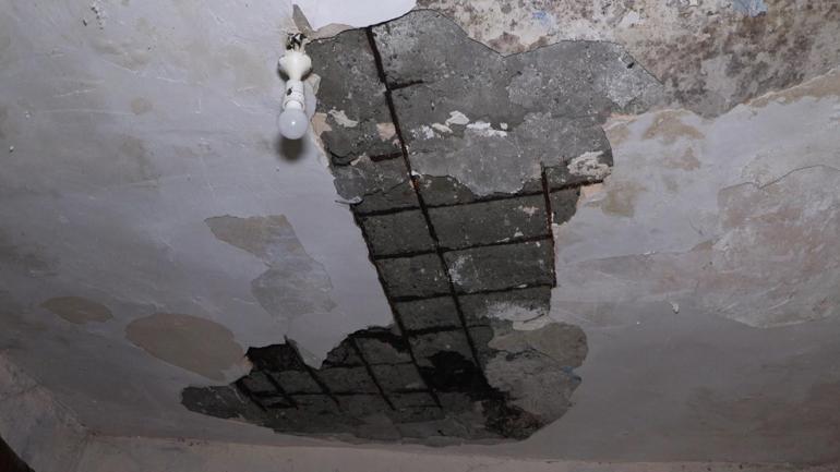 Tavanı çöken evde tek başına yaşayan KOAH hastası: Beni buradan kurtarın