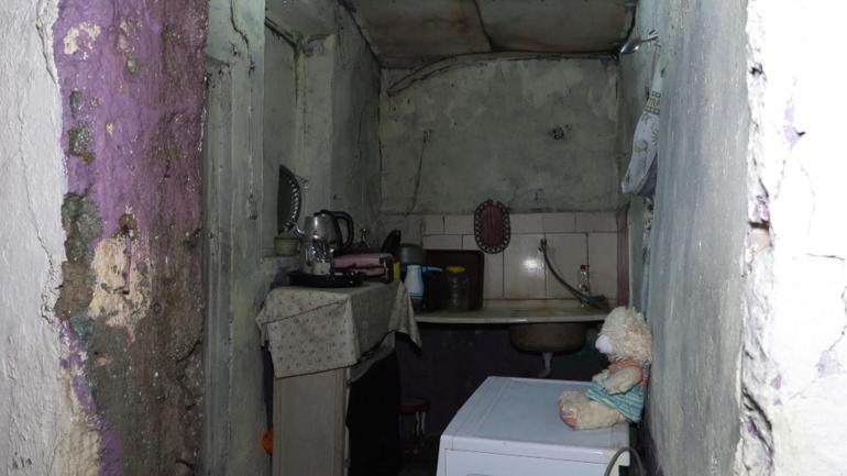 Tavanı çöken evde tek başına yaşayan KOAH hastası: Beni buradan kurtarın