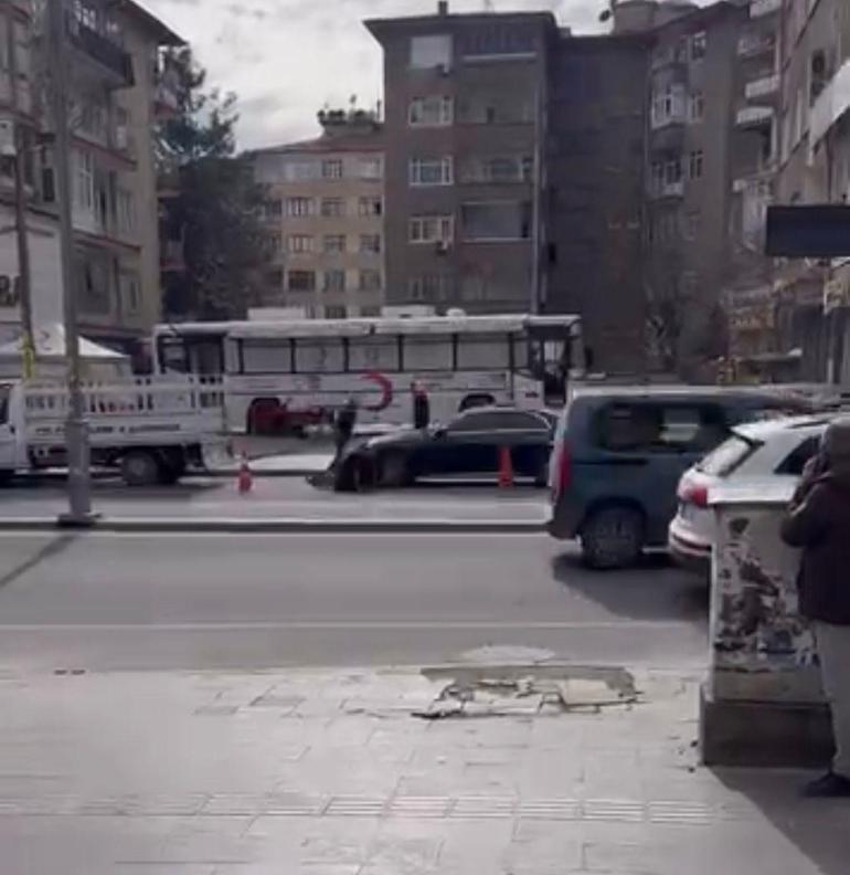 Diyarbakırda 3 kişinin yaralandığı silahlı kavga kamerada