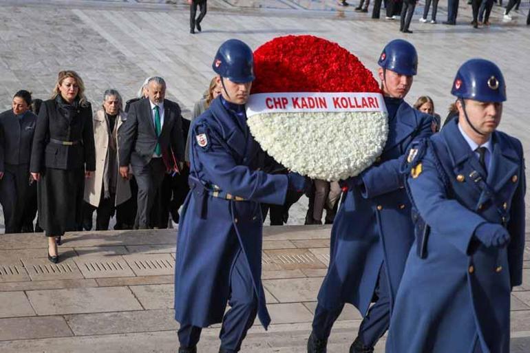 CHP Kadın Kolları, Anıtkabiri ziyaret etti