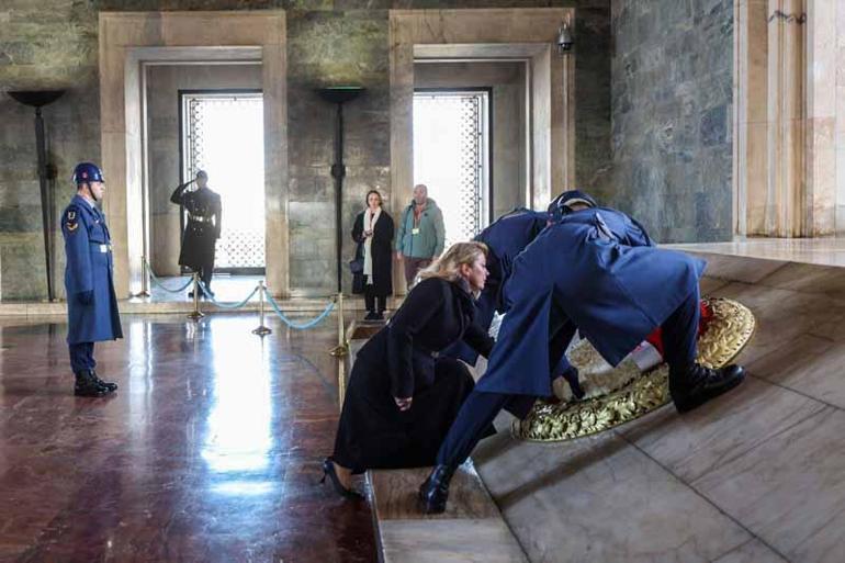 CHP Kadın Kolları, Anıtkabiri ziyaret etti