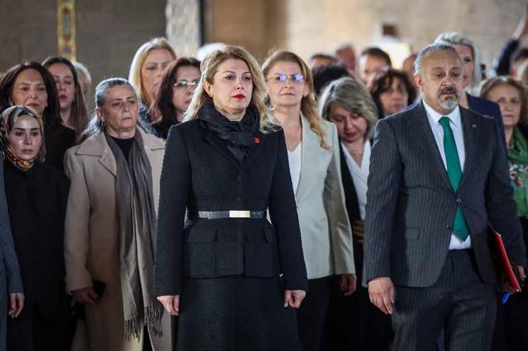 CHP Kadın Kolları, Anıtkabiri ziyaret etti