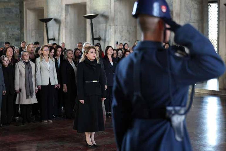 CHP Kadın Kolları, Anıtkabiri ziyaret etti