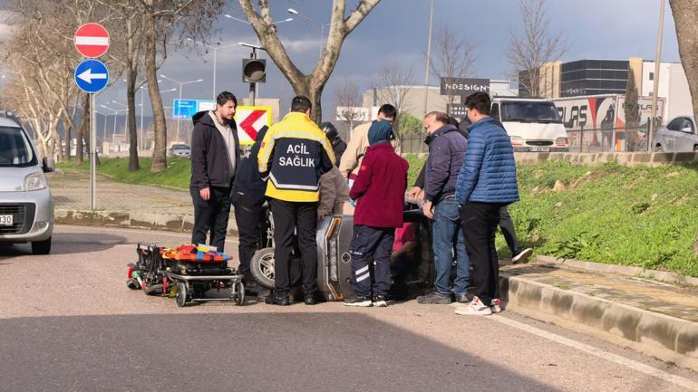 Devrilen triportörün sürücüsü yaralandı, yanındaki oğlu gözyaşı döktü