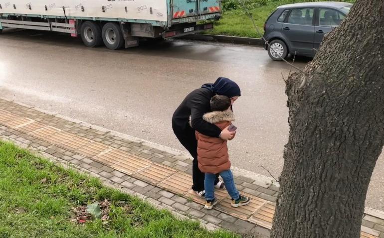 Devrilen triportörün sürücüsü yaralandı, yanındaki oğlu gözyaşı döktü
