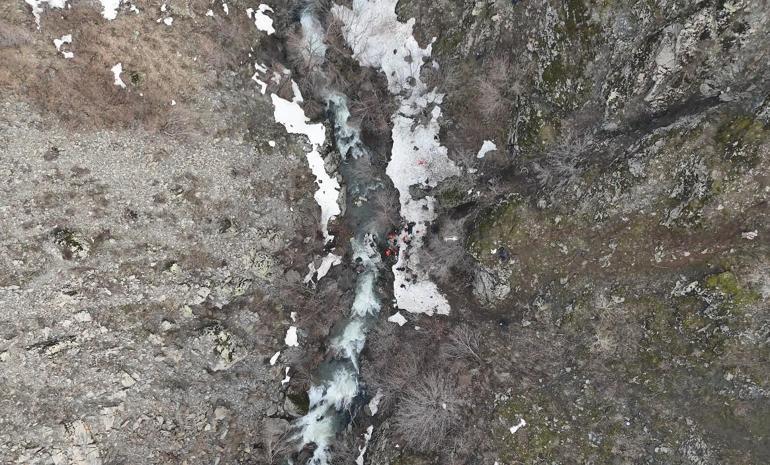 Bitliste hafif ticari araç, dereye uçtu: 3 ölü, 5 yaralı