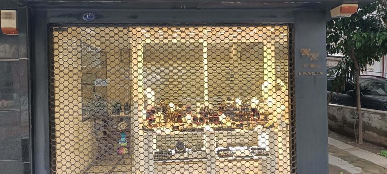 Son anda kapıyı kapatan kuyumcu, soygunu önledi