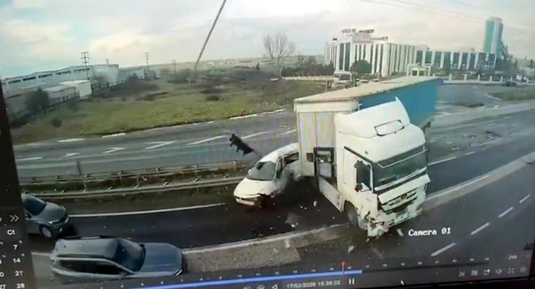 Işık ihlali yapan TIRın çarptığı otomobilin sürücüsü yaralandı; kaza kamerada