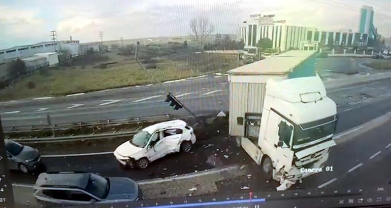 Işık ihlali yapan TIRın çarptığı otomobilin sürücüsü yaralandı; kaza kamerada
