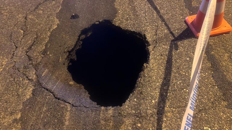 Diyarbakır’da çöken yolda 1 metrelik çukur oluştu