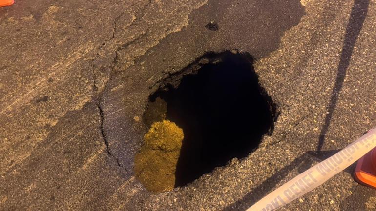 Diyarbakır’da çöken yolda 1 metrelik çukur oluştu