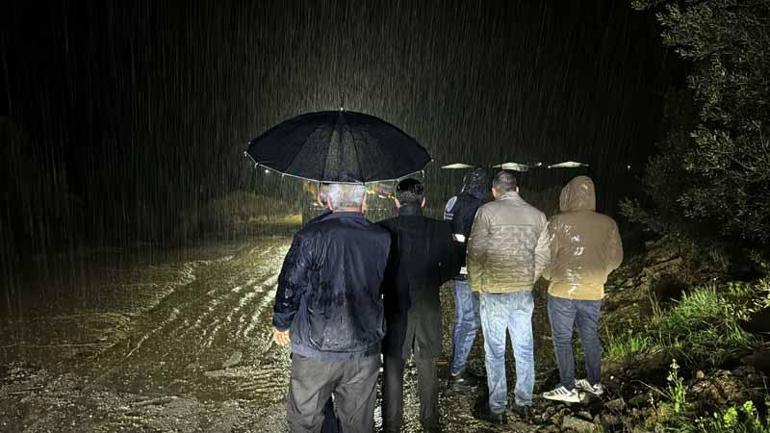 Manisa’da derede mahsur kalan 2 araç kurtarıldı